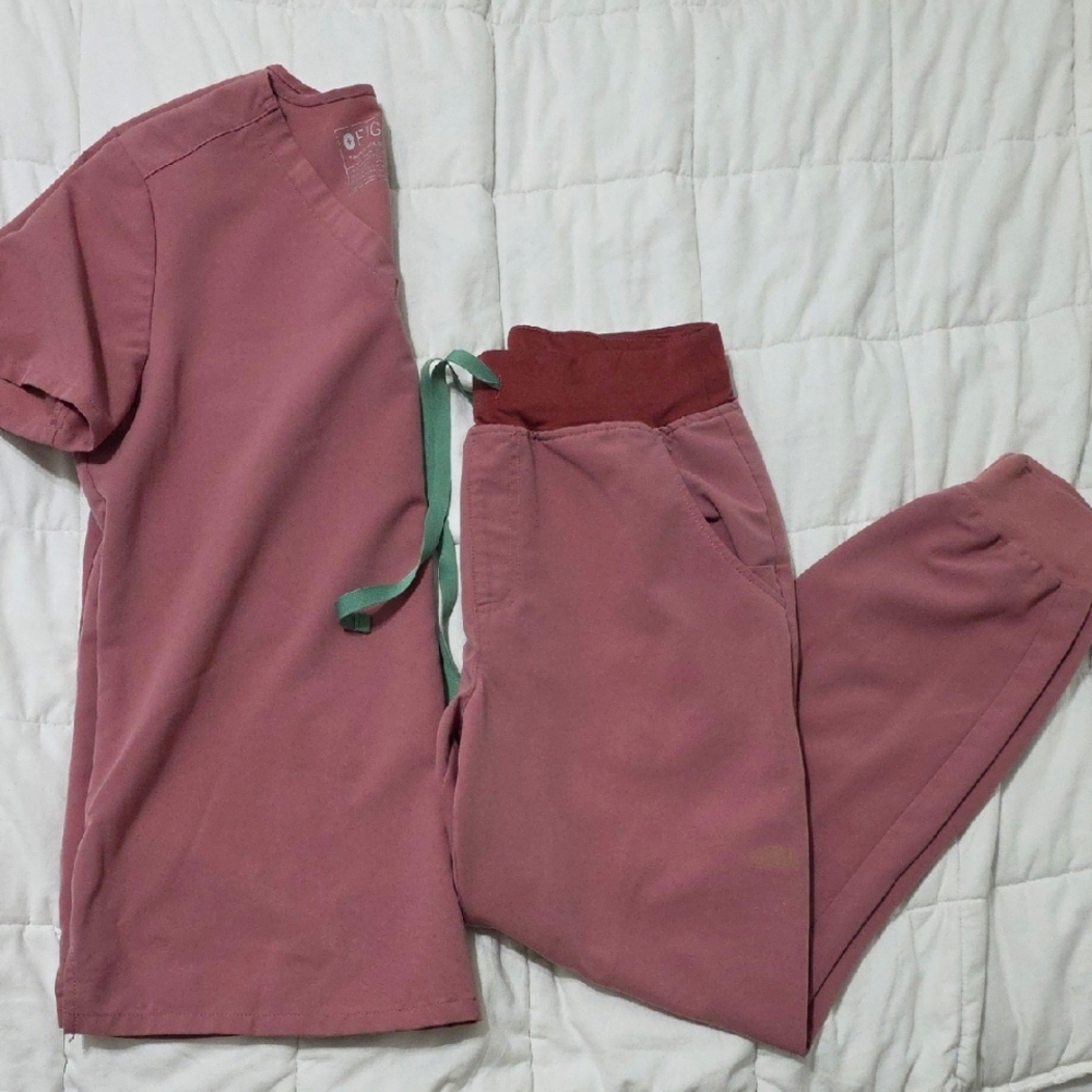 Figs Women's Mauve Scrub Top and Jogger Set with Green Drawstring